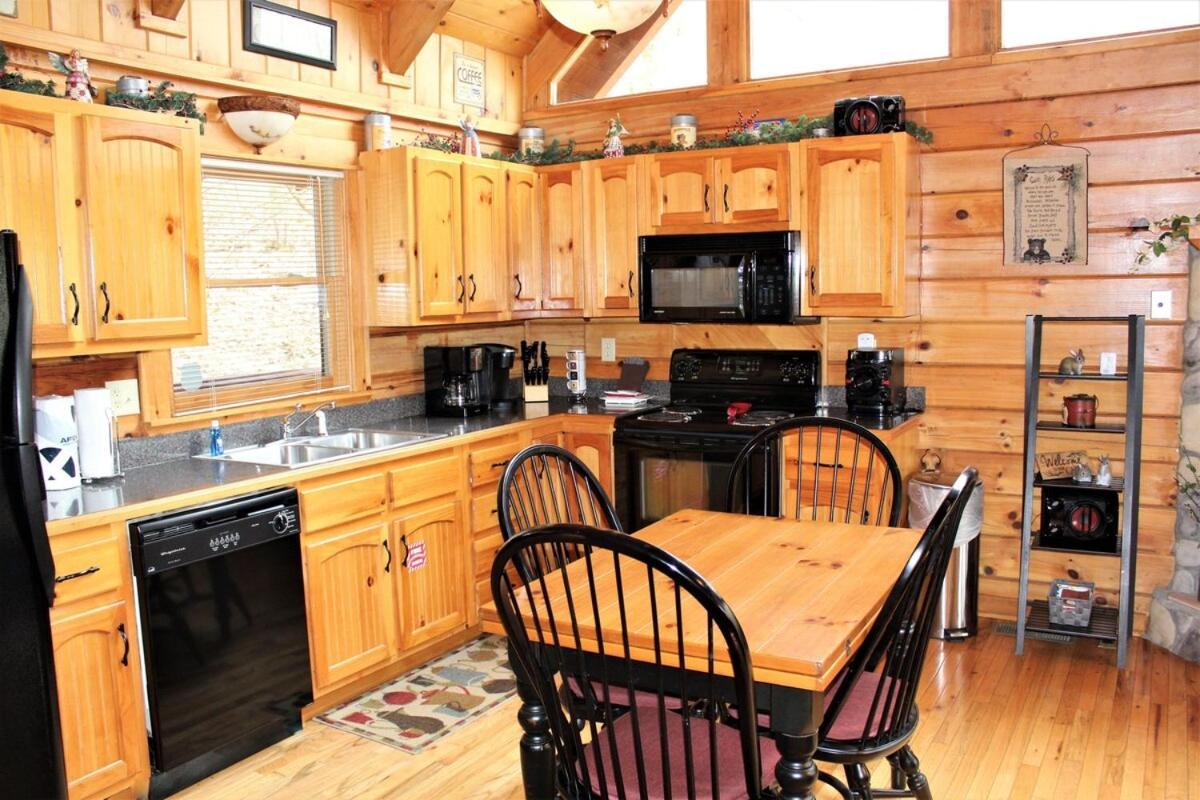 Mountain Joy -Private Treehouse Style Cabin That Sleeps 4-Free Tickets Gatlinburg Luaran gambar